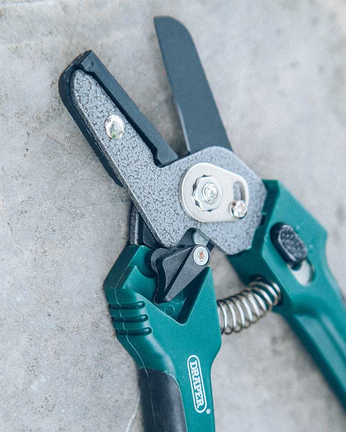 What is the composition of electric pruning shears?