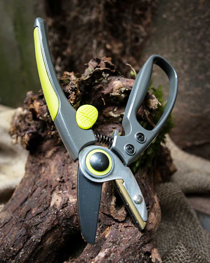 What is the correct way to use electric pruning shears?