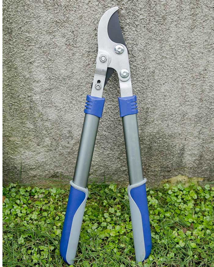 What are the preparations before using garden tools?